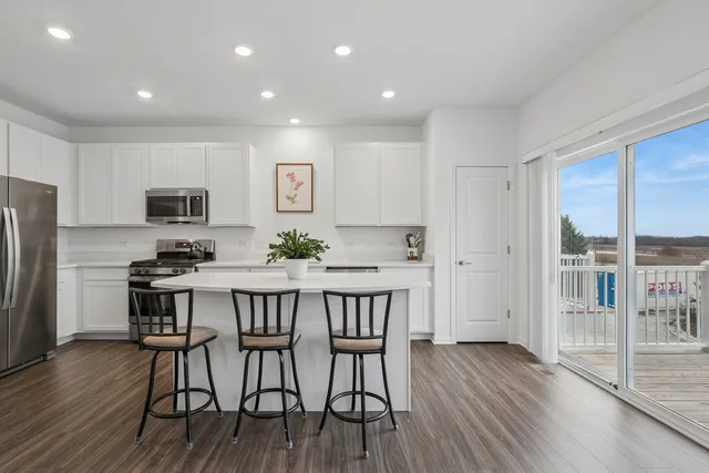 $355,000 | 709 Neubauer Circle, Lindenhurst, IL 60046