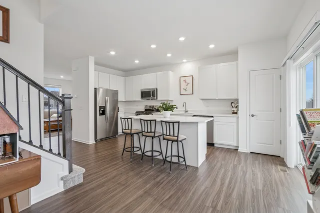 $355,000 | 709 Neubauer Circle, Lindenhurst, IL 60046