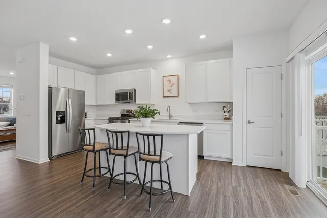 $355,000 | 709 Neubauer Circle, Lindenhurst, IL 60046