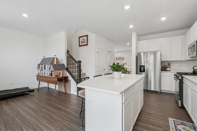 $355,000 | 709 Neubauer Circle, Lindenhurst, IL 60046