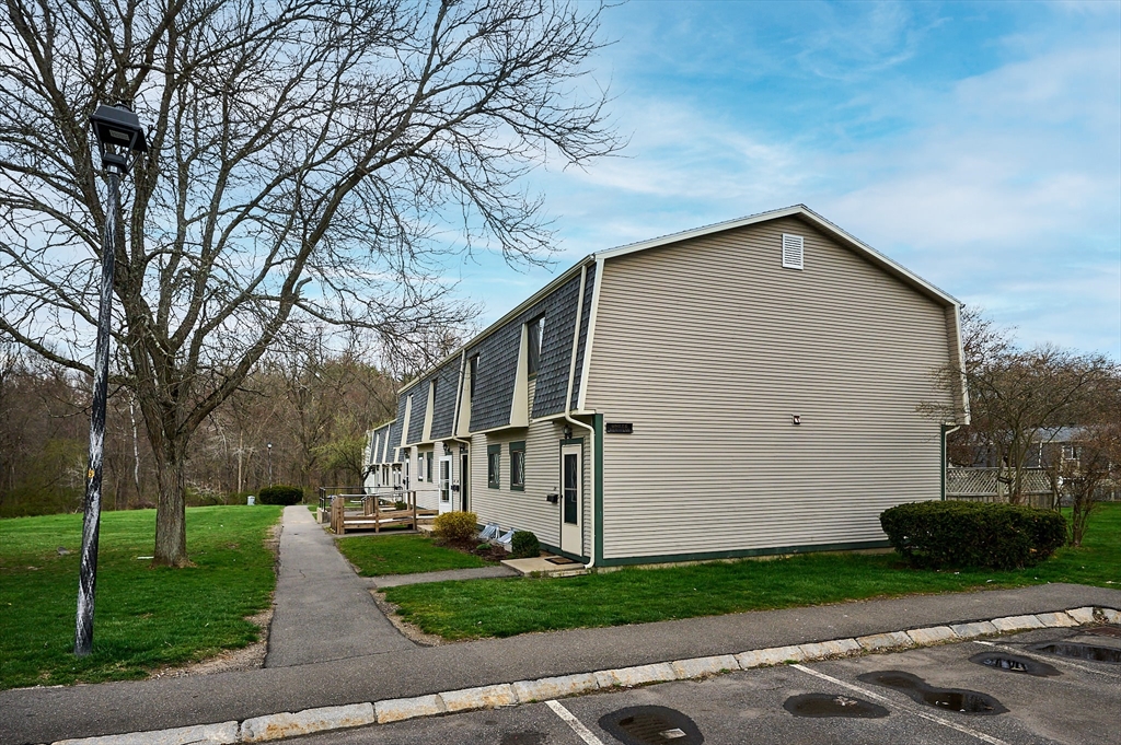 170 East Hadley Road, Unit 124 Amherst, MA 01002 - Photo 16 of 20 a front view of a house with garden