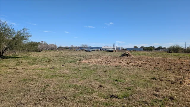 $500,000 | 0 South Meadow Lane, El Campo, TX 77437