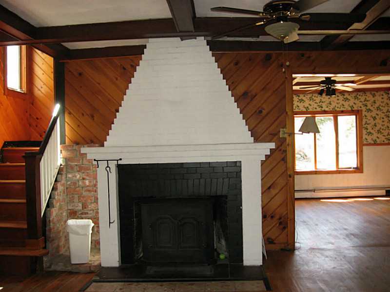 2140 Boston Neck Road North Kingstown, RI 02874 - Photo 7 of 11 Living Room.