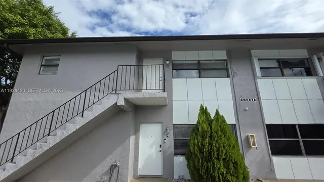 a view of a back yard