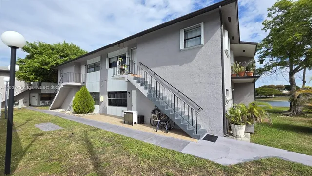 a view of a tennis court