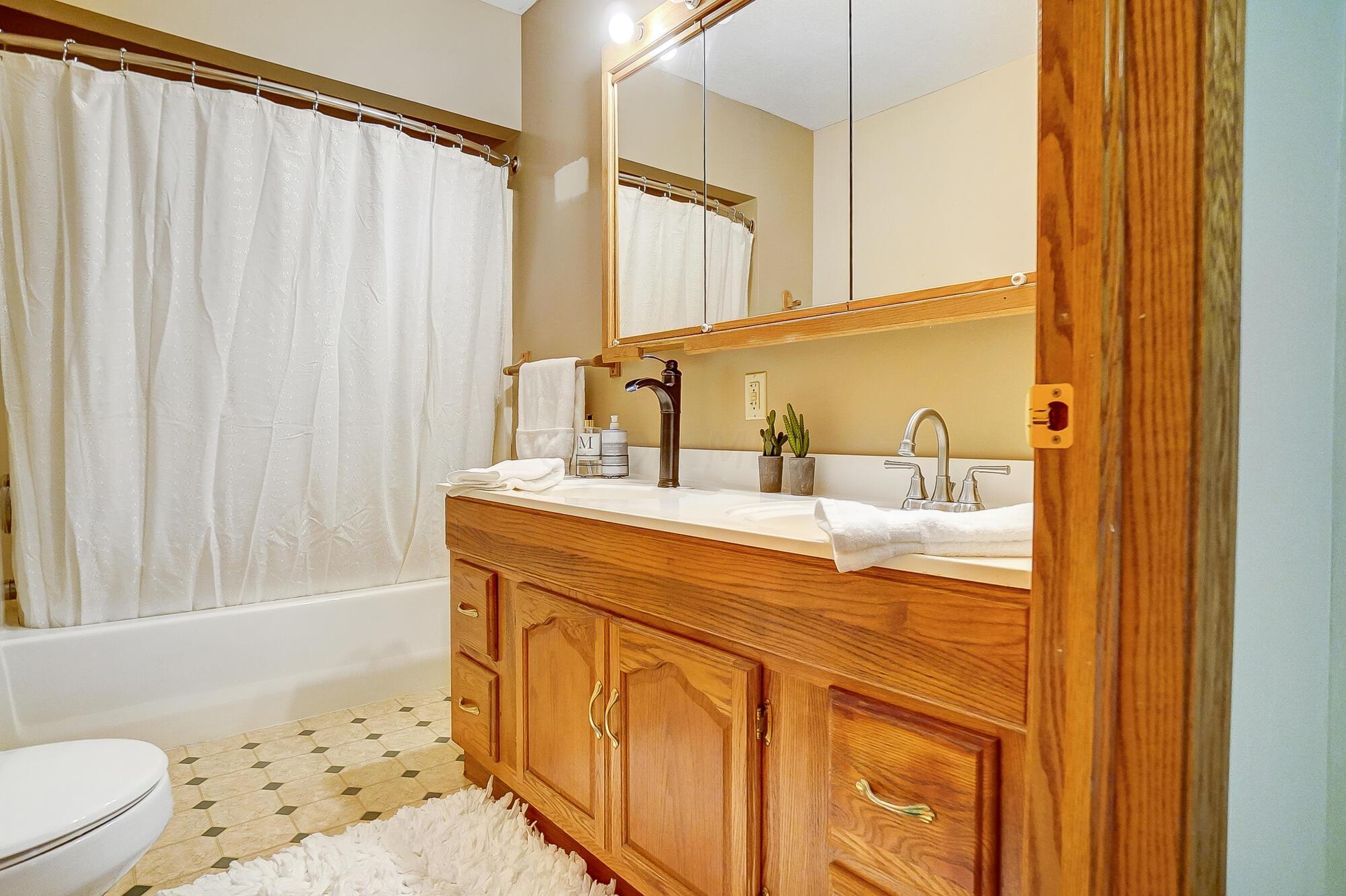 18256 Utica Road Utica, OH 43080 - Photo 19 of 48 Primary Suite Bathroom