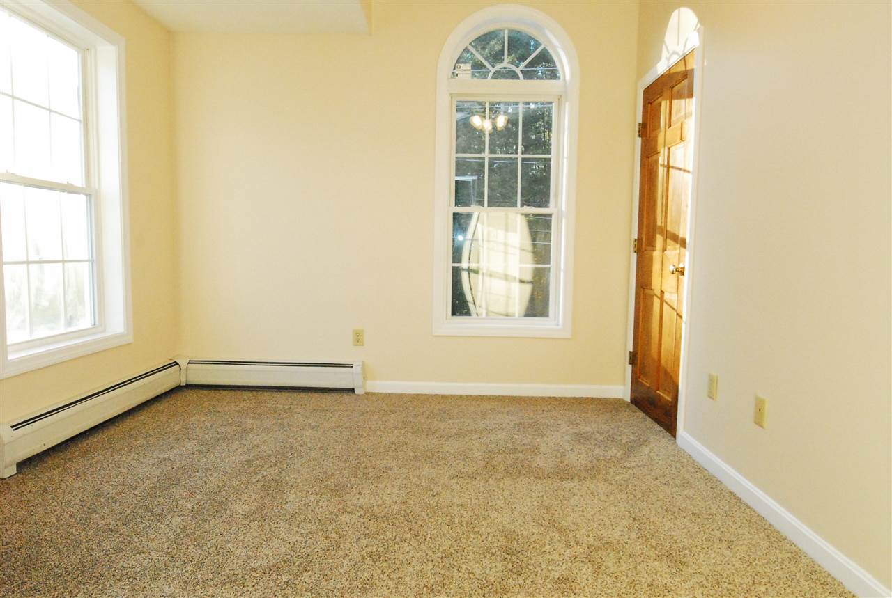 441 Calef Road Manchester, NH 03103 - Photo 7 of 15