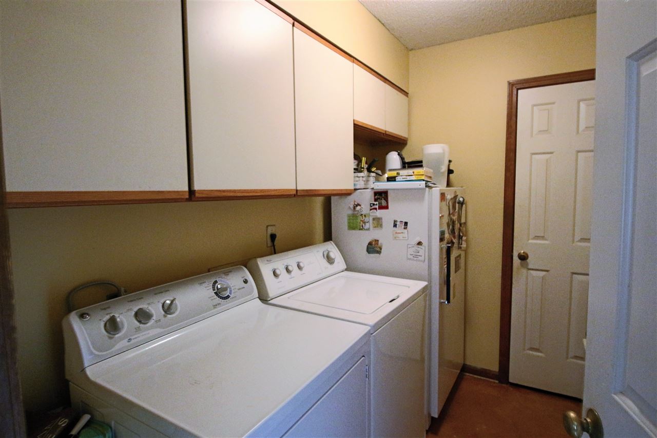 8541 Bazemore Road Memphis, TN 38018 - Photo 12 of 24 a utility room with dryer and washer