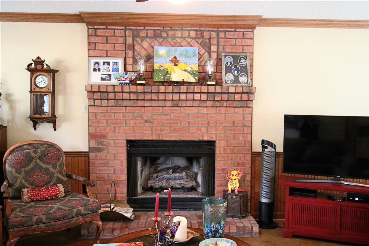 8541 Bazemore Road Memphis, TN 38018 - Photo 5 of 24 a living room with furniture and a flat screen tv