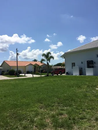 a view of a house with backyard