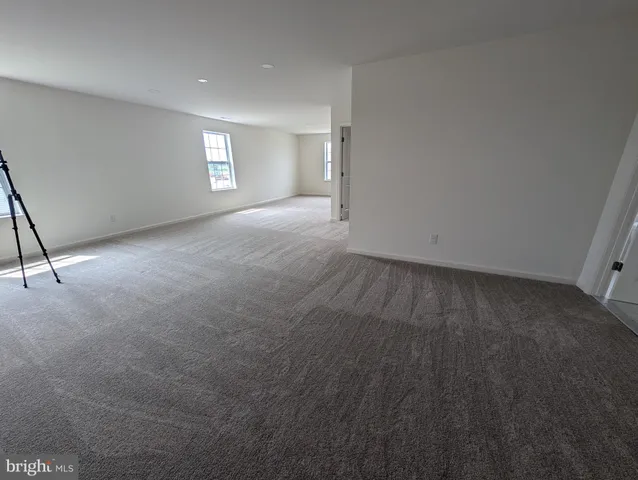 a view of empty room with window