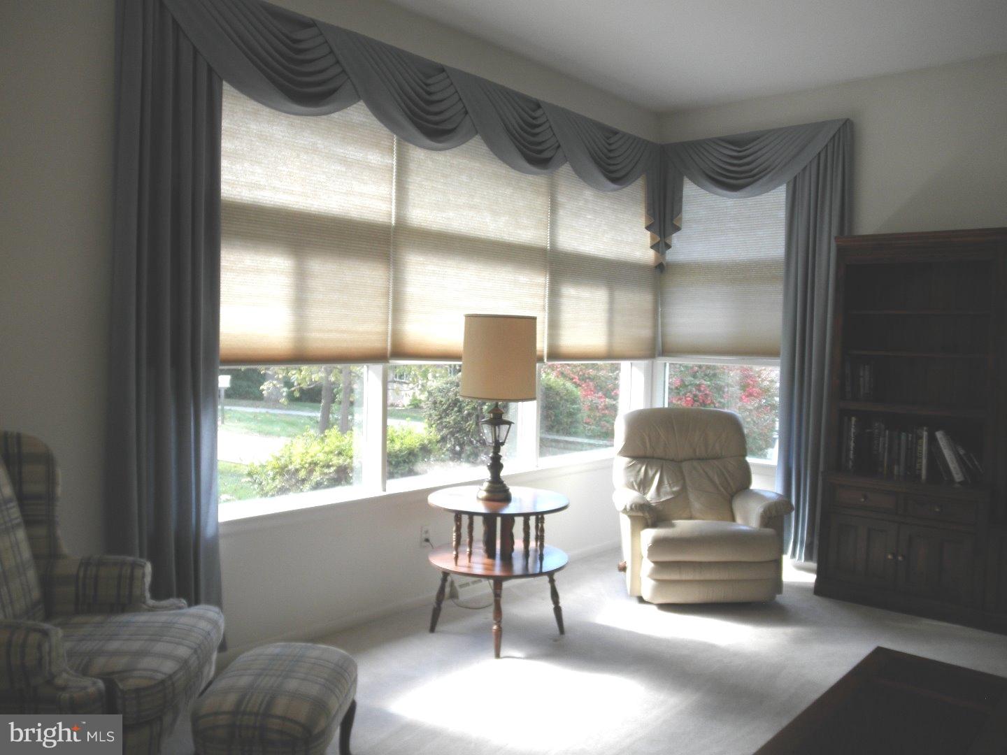 265 Shoemaker Road Huntingdon Valley, PA 19006 - Photo 5 of 24 Living Room