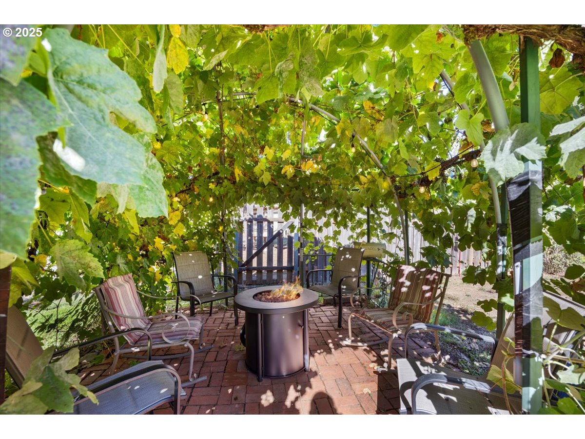 800 Byron Creek Road Winston, OR 97496 - Photo 13 of 35 a view of a backyard with fountain plants and large tree