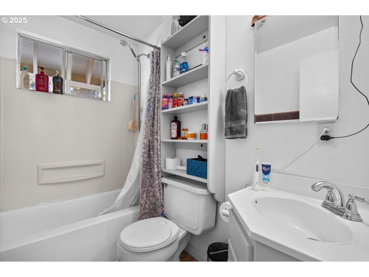 800 Byron Creek Road Winston, OR 97496 - Photo 29 of 35 a bathroom with a sink toilet and shower