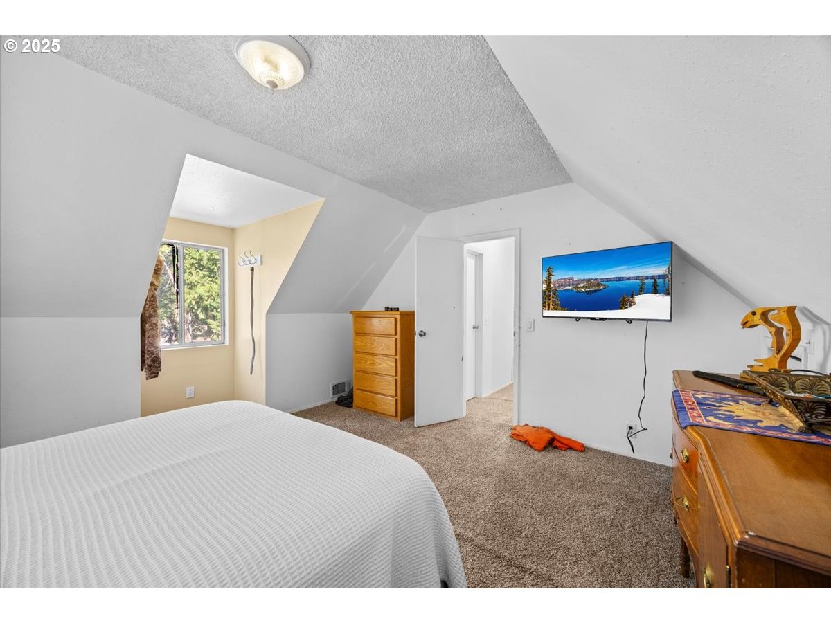 800 Byron Creek Road Winston, OR 97496 - Photo 33 of 35 a bedroom with a bed and wooden floor