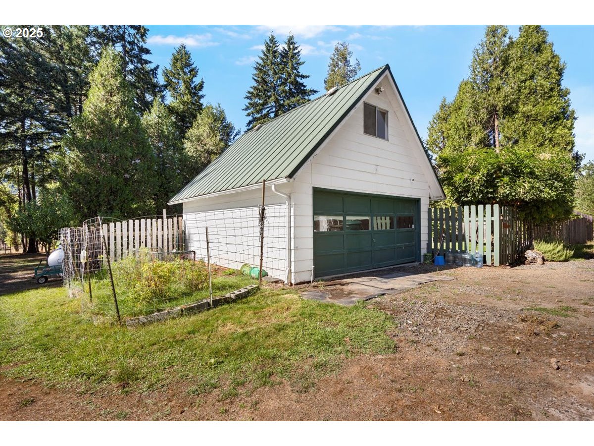800 Byron Creek Road Winston, OR 97496 - Photo 4 of 35 a front view of a house with garden