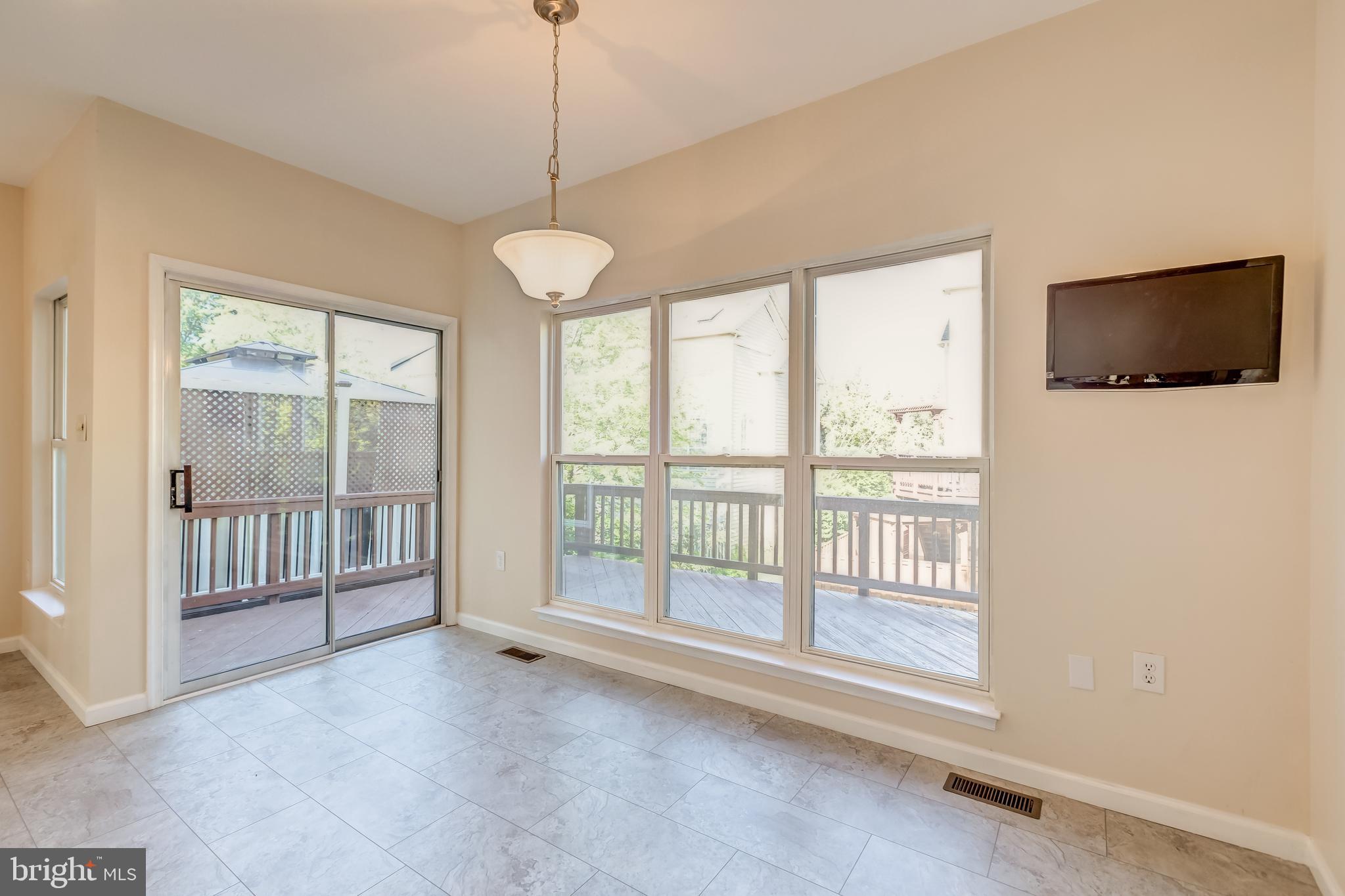 20868 Derrydale Square Sterling, VA 20165 - Photo 5 of 14