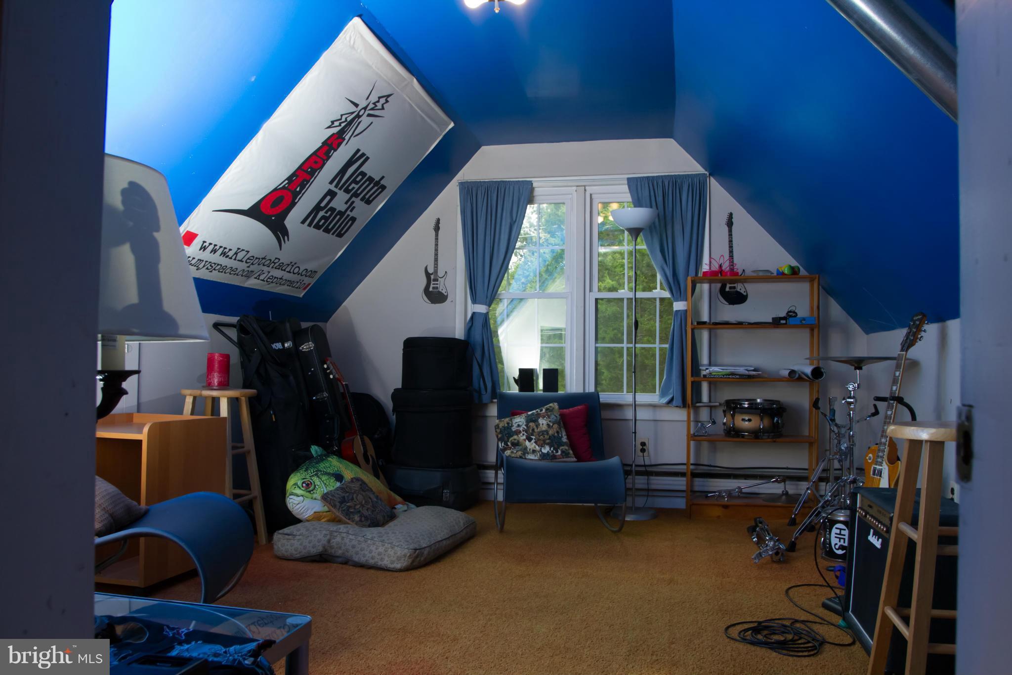 5719 Berwyn Road Berwyn Heights, MD 20740 - Photo 27 of 30 a room with musical instruments