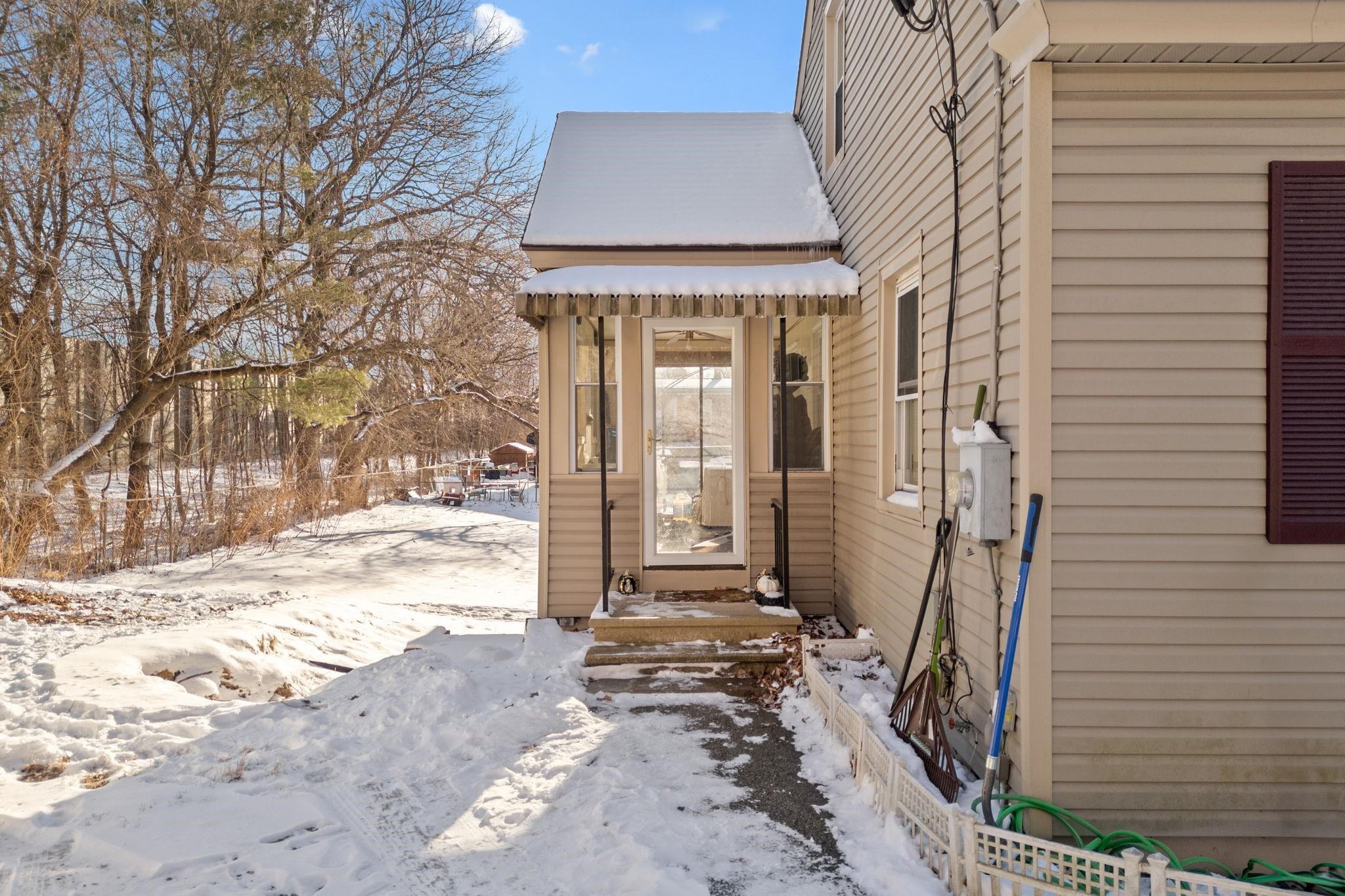 58 Arnold Street Manchester, NH 03102 - Photo 4 of 50