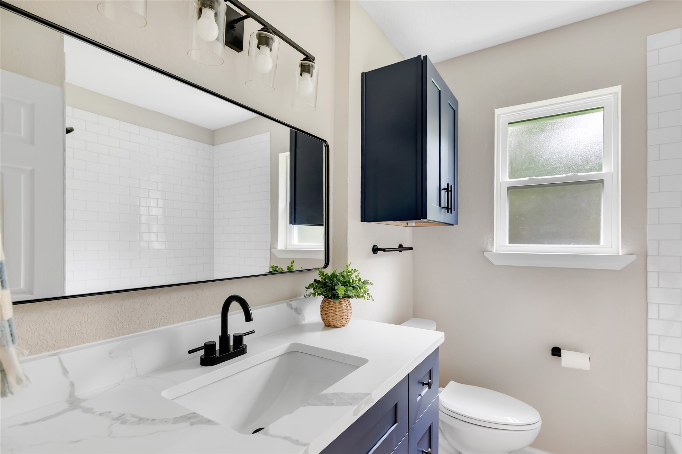 922 Lake Glen Road Houston, TX 77336 - Photo 18 of 27 Hall Bathroom Servicing Guests and Secondary Bedrooms
