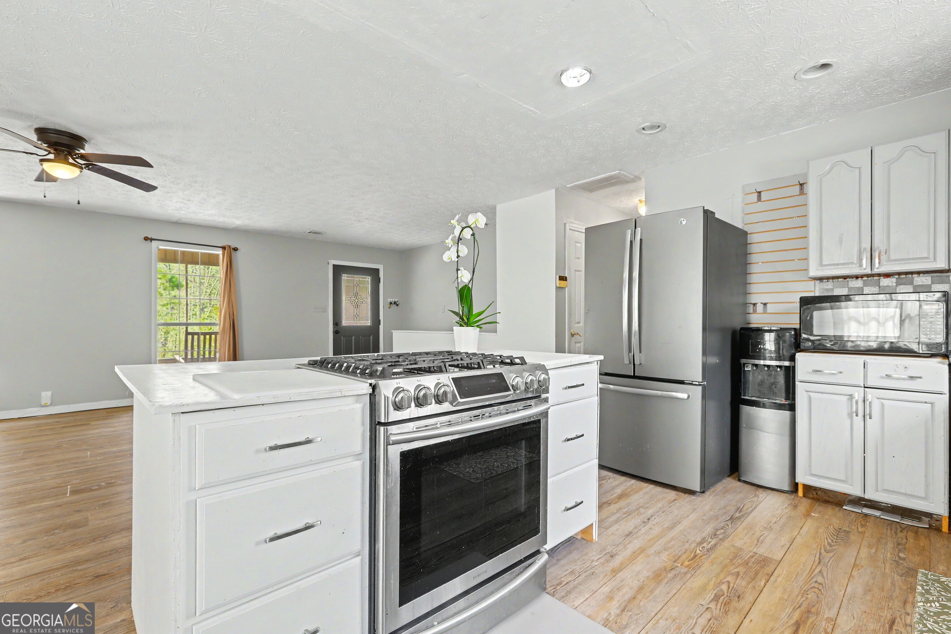 376 Doe Lane Mansfield, GA 30055 - Photo 12 of 28 a kitchen with a stove refrigerator and a sink