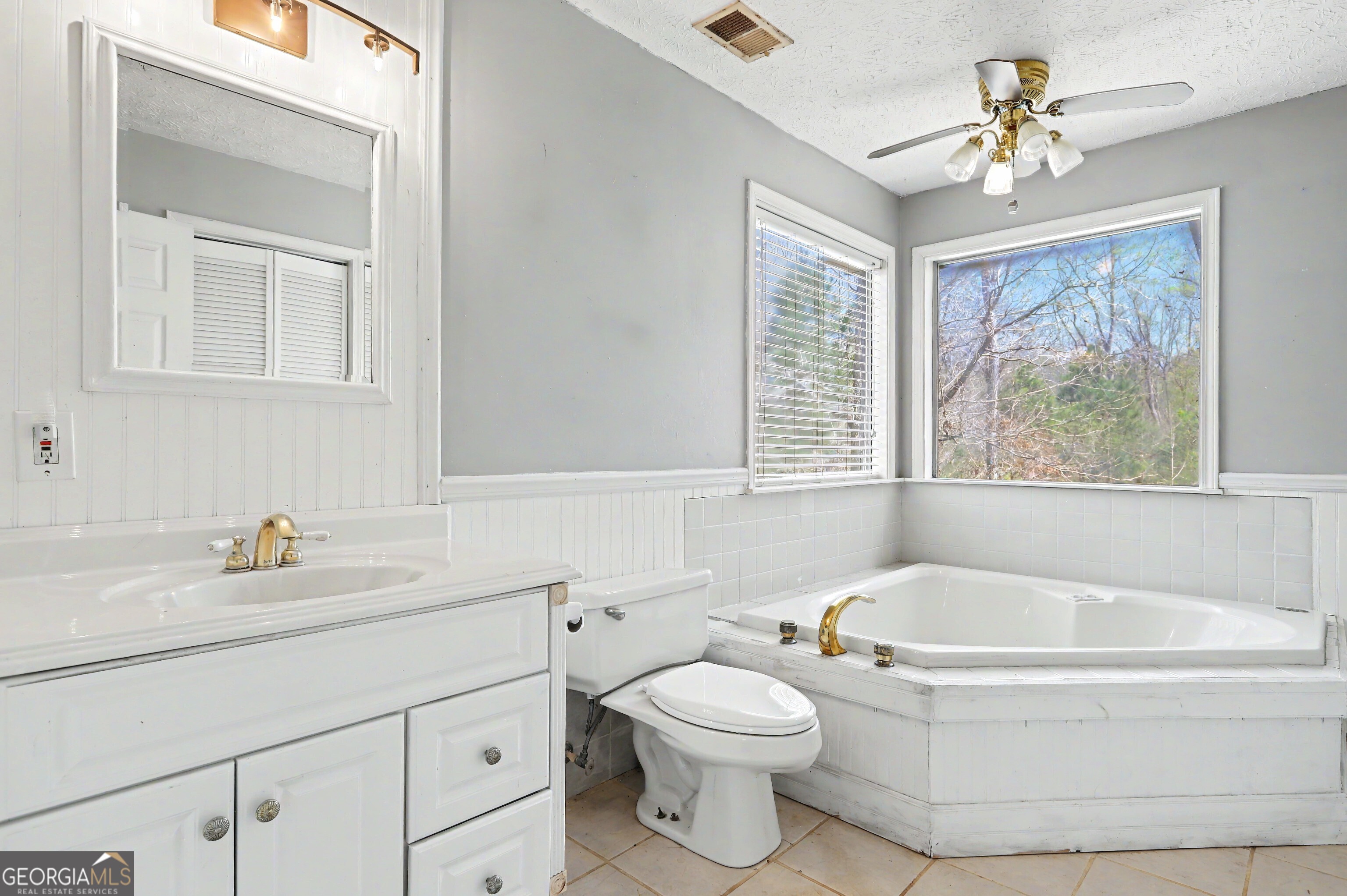 376 Doe Lane Mansfield, GA 30055 - Photo 19 of 28 a bath room with a toilet a sink and a bath tub