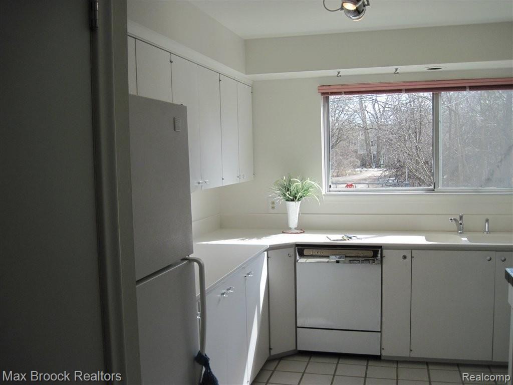 4041 West Maple Road, Unit 104 Bloomfield Hills, MI 48301 - Photo 2 of 18 Kitchen