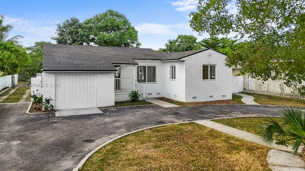 a view of a house with a backyard