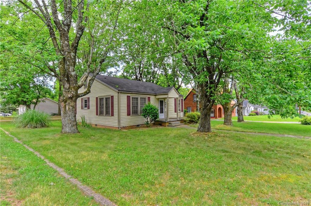 508 Ford Street Kannapolis, NC 28083 - Photo 3 of 13 a front view of a house with a garden