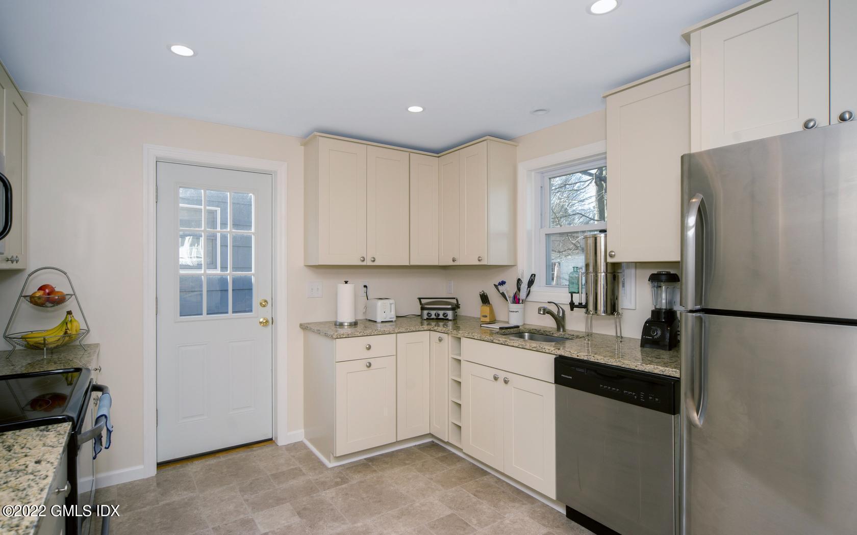 563 Jennings Road Fairfield, CT 06824 - Photo 6 of 15 6-photo-web-1680x1050-124352