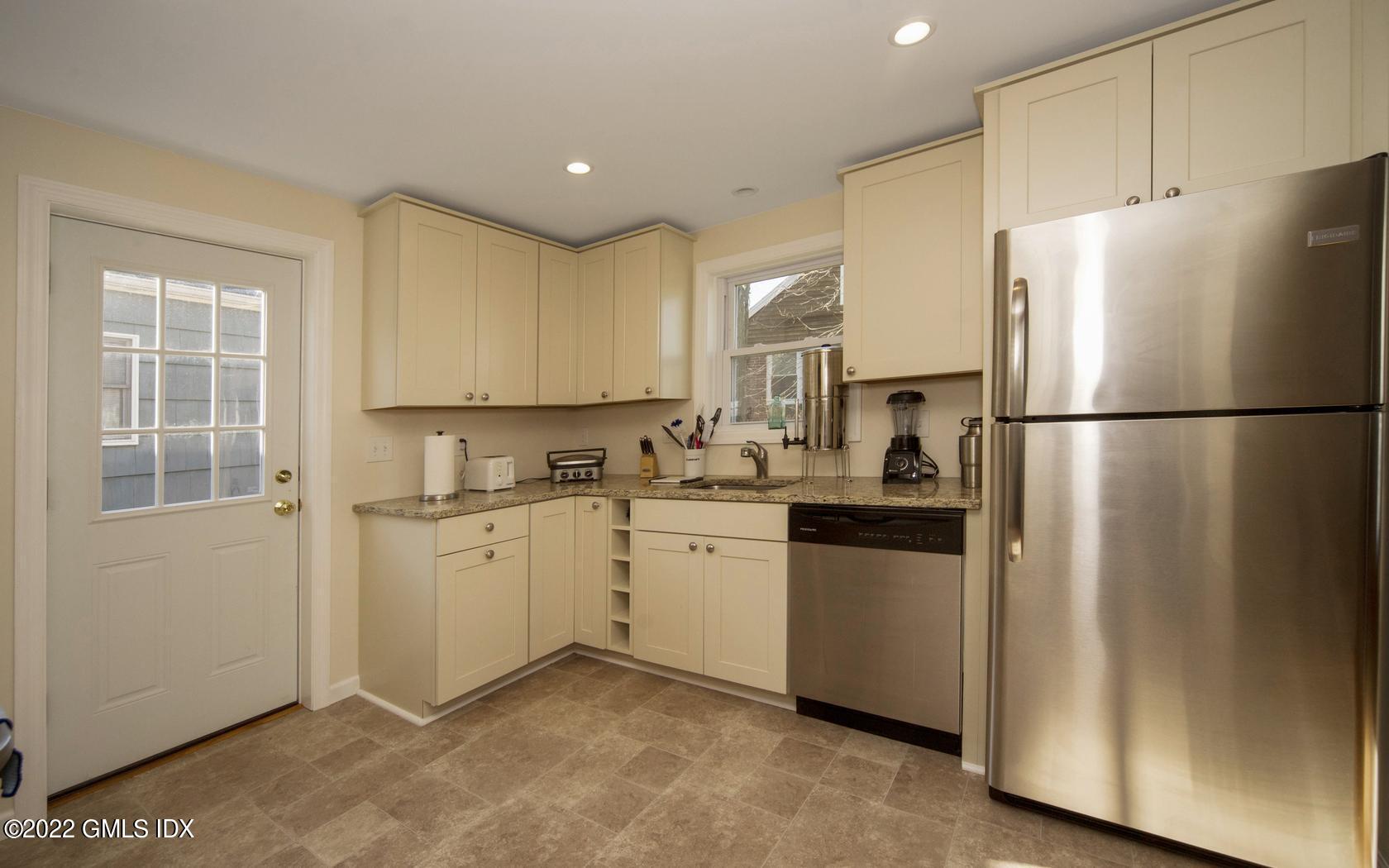 563 Jennings Road Fairfield, CT 06824 - Photo 7 of 15 7-photo-web-1680x1050-134672