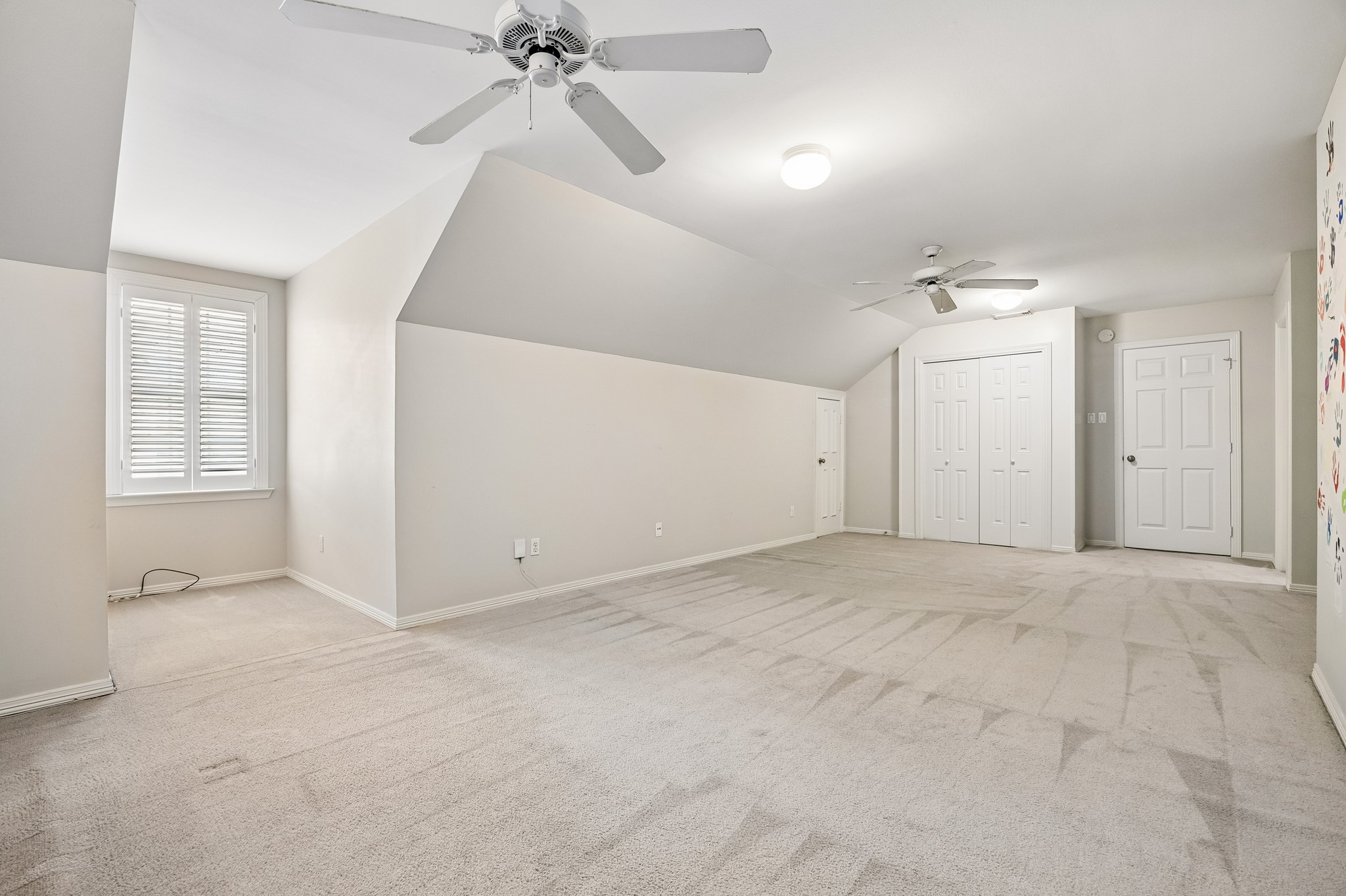 6022 Burgoyne Road Houston, TX 77057 - Photo 22 of 30 Versatile upper-level flex space ideal as a game room, media room, home gym, office, or playroom.