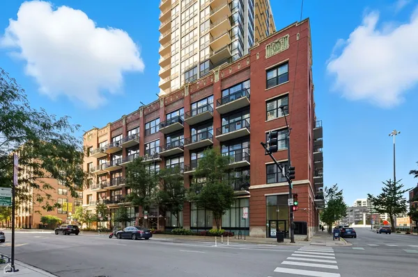 $399,900 | 210 South Desplaines Street, Unit 807, Chicago, IL 60661