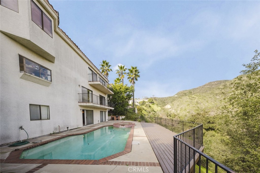 1978 Starvale Road Glendale, CA 91207 - Photo 63 of 75 a view of a house with a balcony