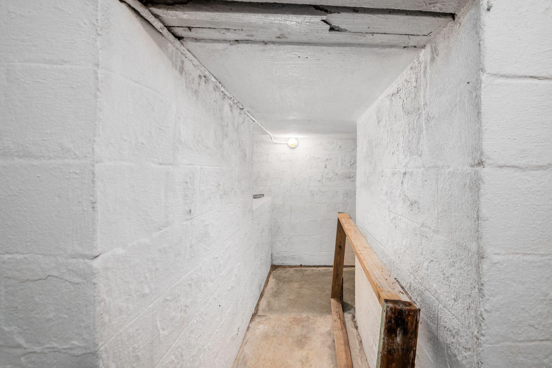2177 Oakmount Road Columbus, OH 43221 - Photo 6 of 34 hallway to exit/bulkhead