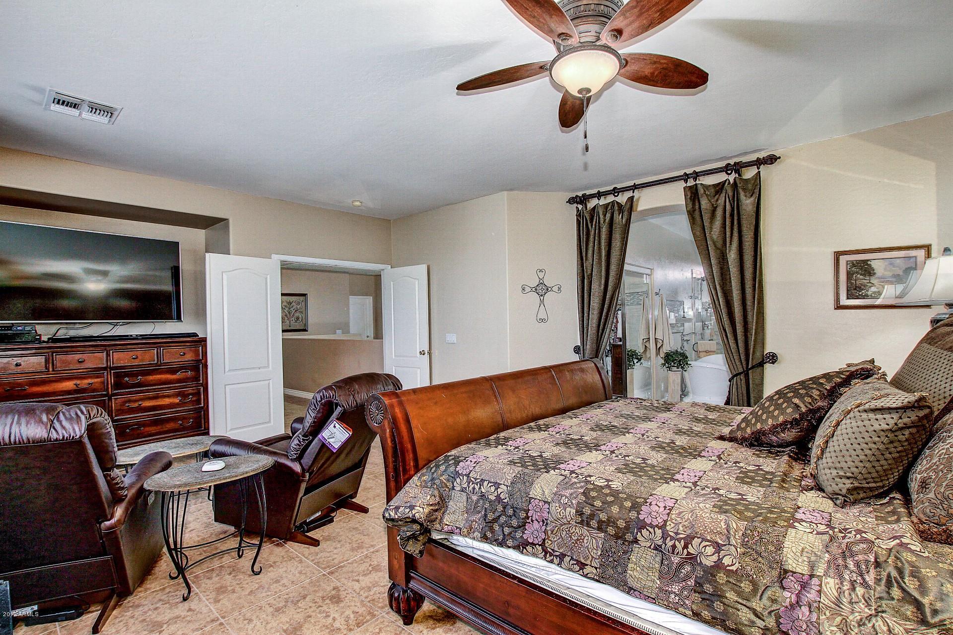 1646 East Cullumber Street Gilbert, AZ 85234 - Photo 27 of 37 Master Suite