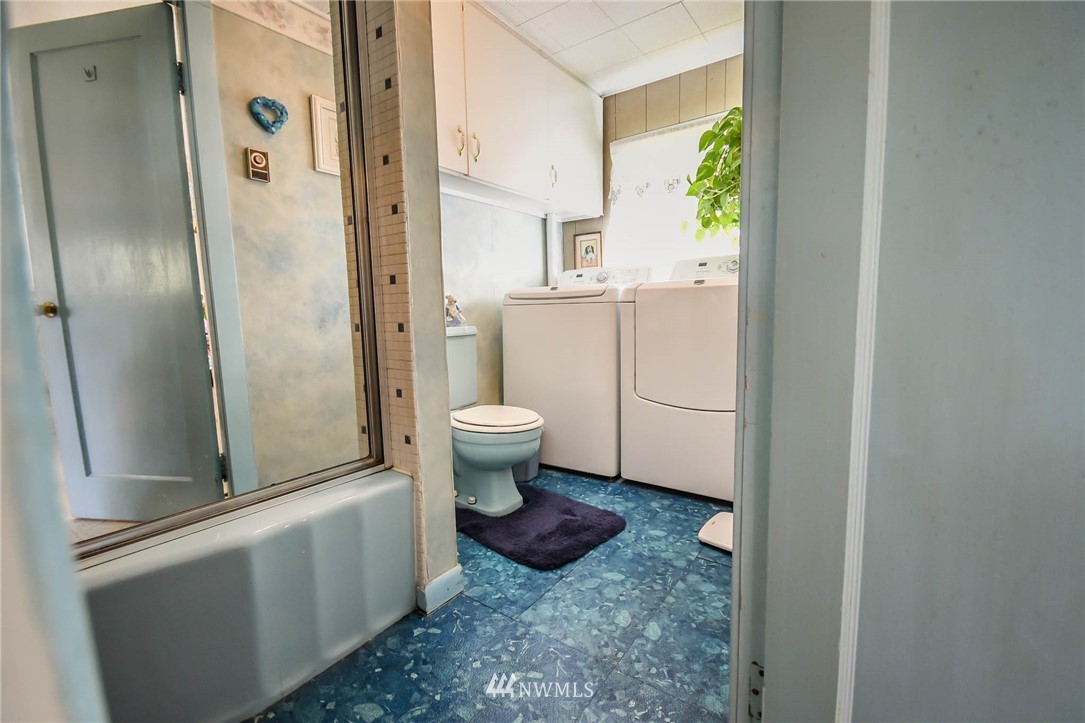 5425 Blvd Ext Road Southeast Olympia, WA 98501 - Photo 14 of 29 a bathroom with a toilet a sink and a shower