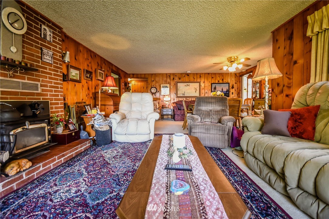 5425 Blvd Ext Road Southeast Olympia, WA 98501 - Photo 18 of 29 a living room with furniture and a rug