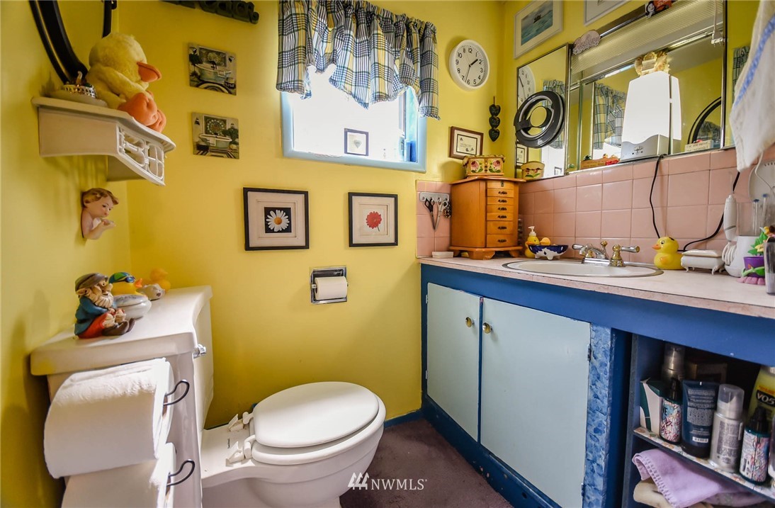 5425 Blvd Ext Road Southeast Olympia, WA 98501 - Photo 24 of 29 a bathroom with a toilet and a sink