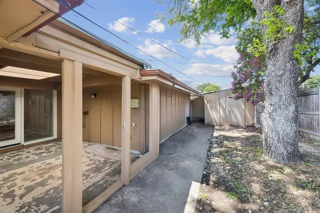 a view of a back yard of the house