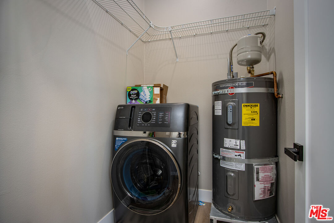 60777 Adele Road Landers, CA 92285 - Photo 23 of 43 a utility room with dryer and washer