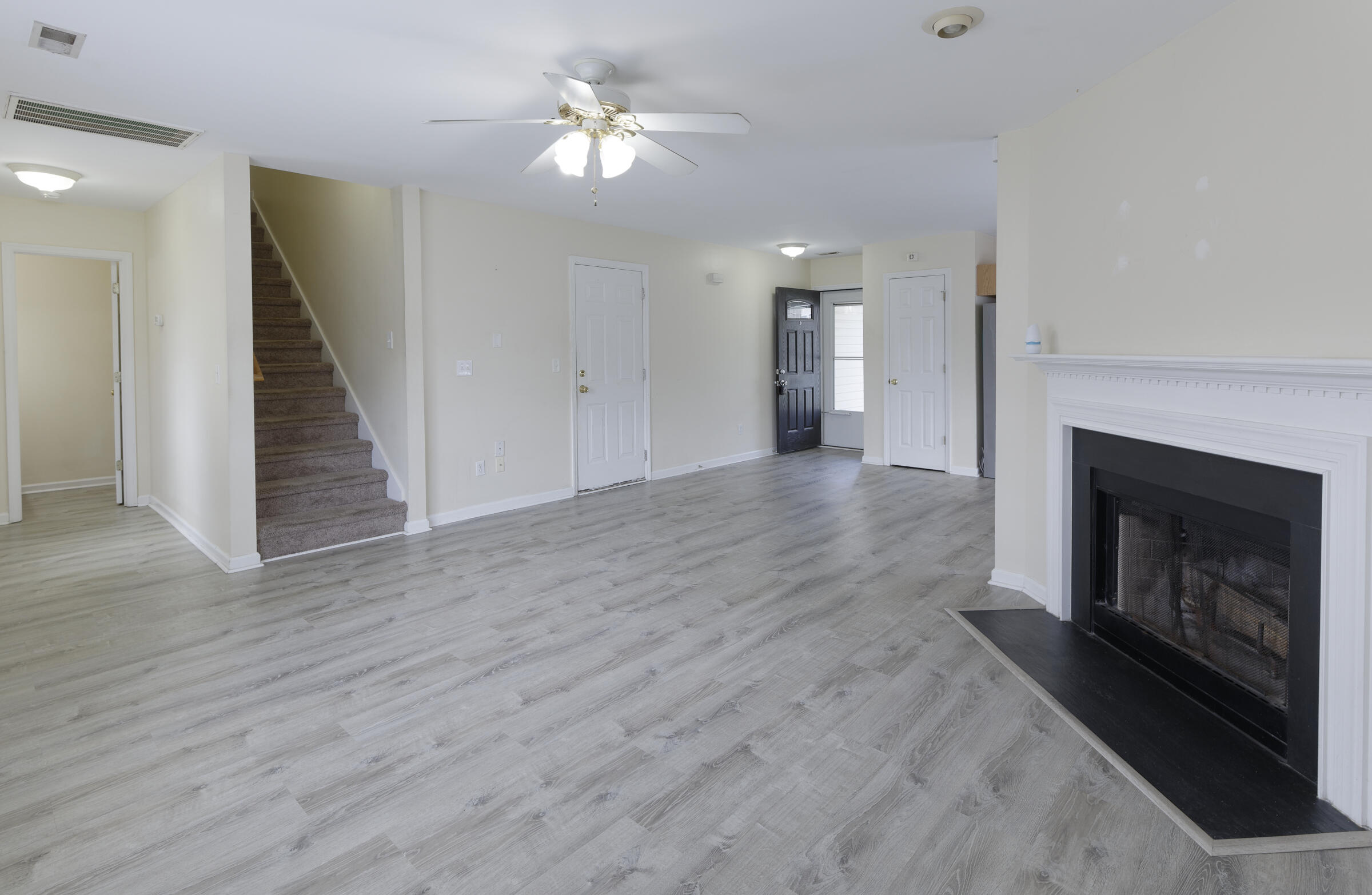 1301 Lantern Road Summerville, SC 29486 - Photo 17 of 40 Livingroom