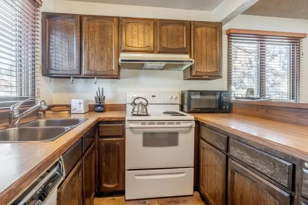 $510,000 | 2 Arrowhead Drive, Unit 27, Mammoth Lakes, CA 93546