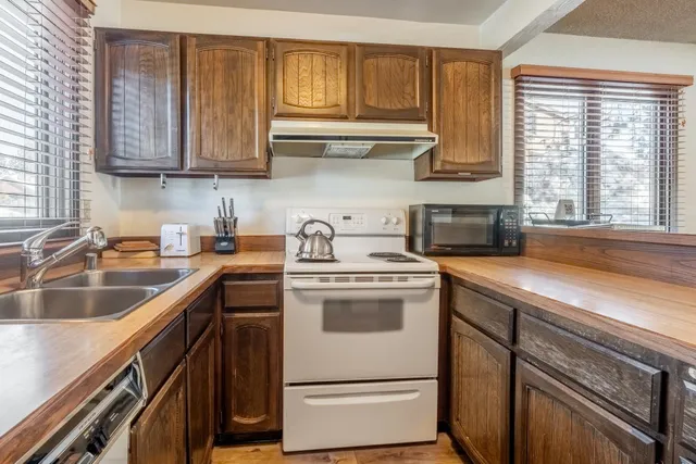 $525,000 | 2 Arrowhead Drive, Unit 27, Mammoth Lakes, CA 93546