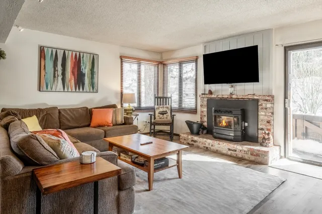$525,000 | 2 Arrowhead Drive, Unit 27, Mammoth Lakes, CA 93546
