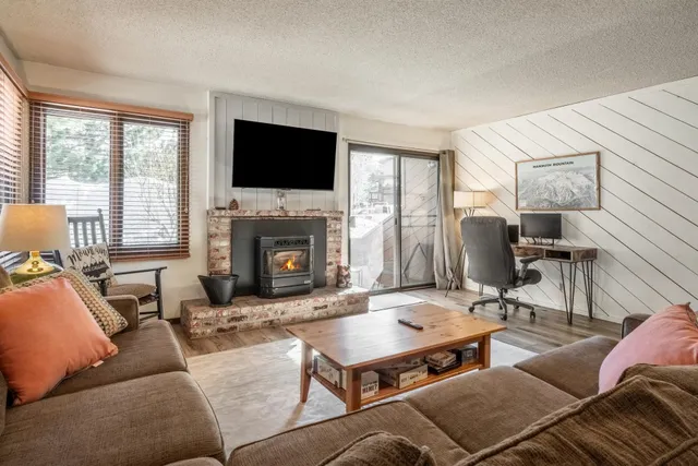 $525,000 | 2 Arrowhead Drive, Unit 27, Mammoth Lakes, CA 93546