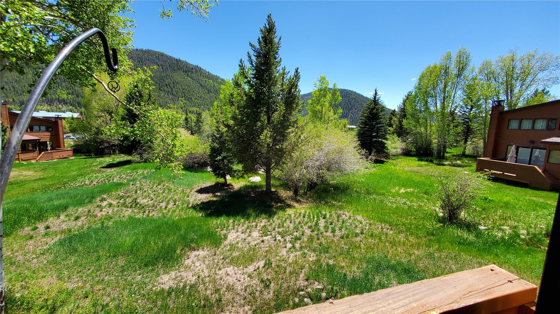 620 Tennis Club Road, Unit 1337 Keystone, CO 80435 - Photo 8 of 48 a backyard of a house with lots of green space