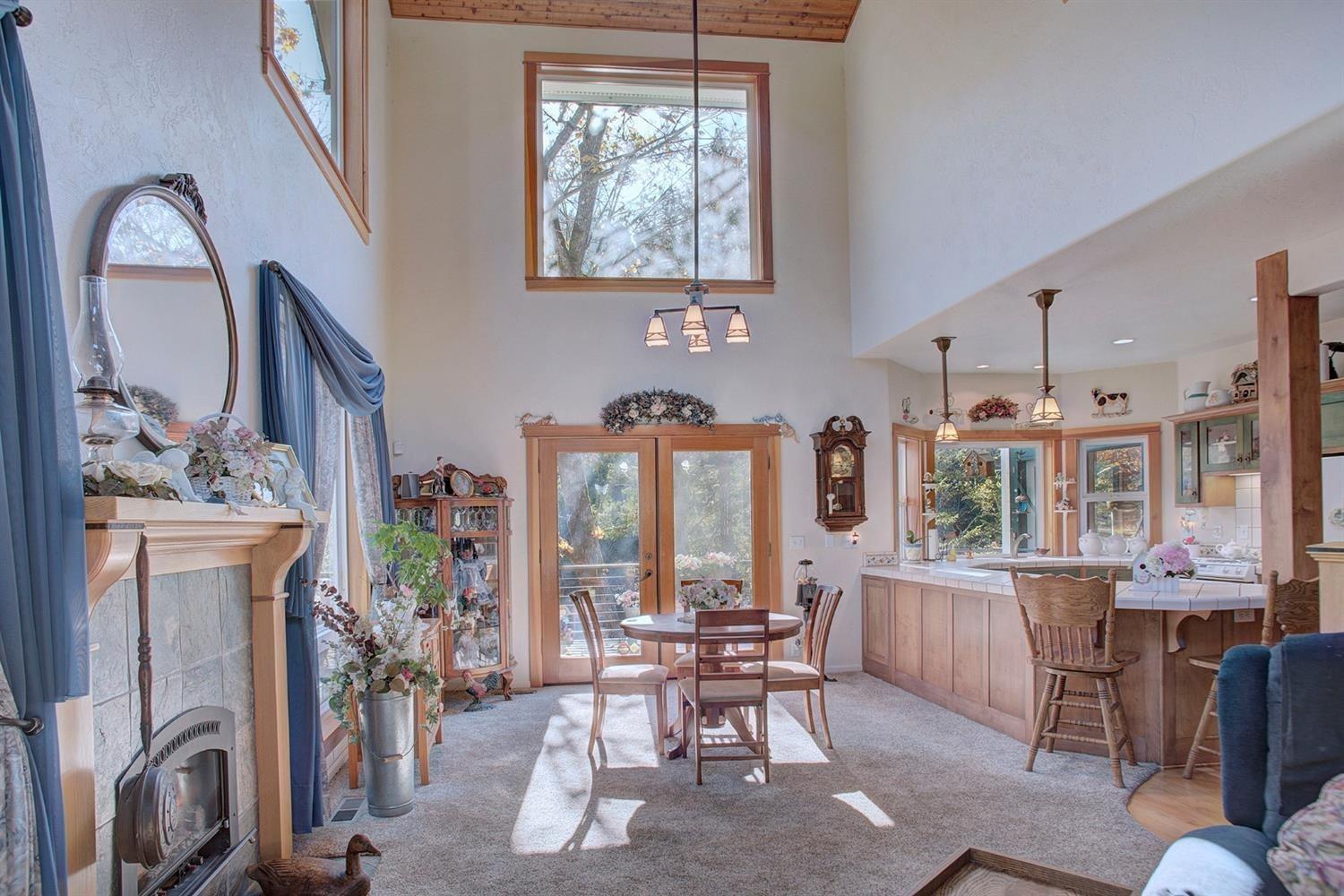 1673 Fish Hatchery Road Grants Pass, OR 97527 - Photo 10 of 33 Living room looking toward french doors,