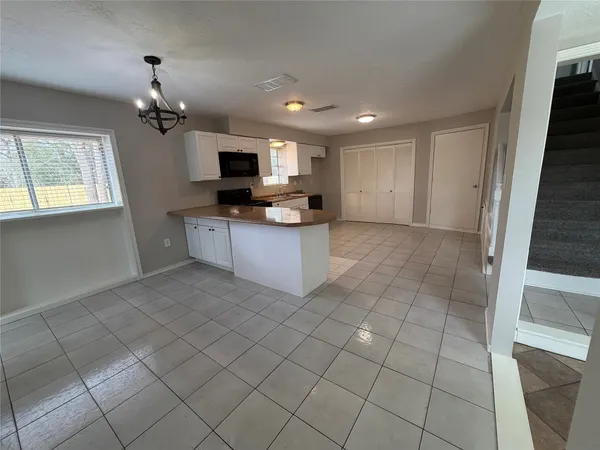 $1,800 | 615 Texas Street, Tomball, TX 77375