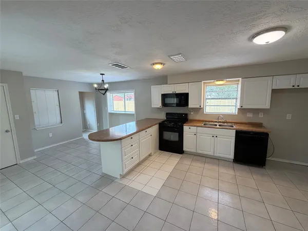 $1,800 | 615 Texas Street, Tomball, TX 77375